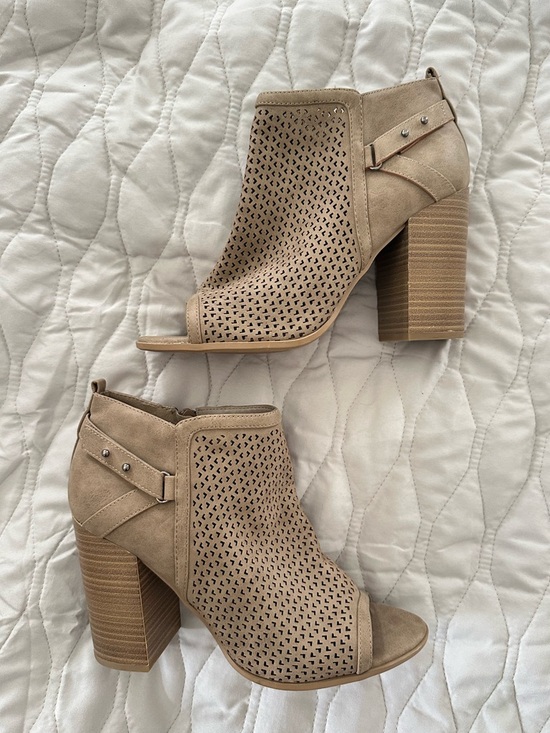 George Shoes - 🔥2/$15 Like New Nude Taupe Tan Laser Cut Perforated Peep Toe Ankle Booties Chic